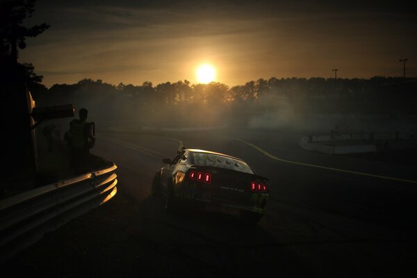 Ein Ford Mustang, der bei Sonnenuntergang driftet