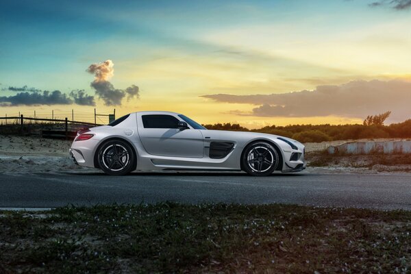 Mercedes Roadster bianco su bellissimo sfondo