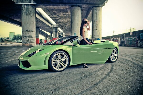 Jeune fille debout près de la salade lamborghini