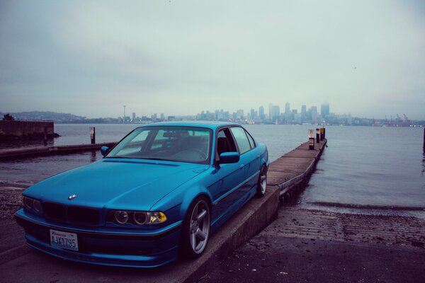 BMW E38 fond d écran sur la mer et la ville