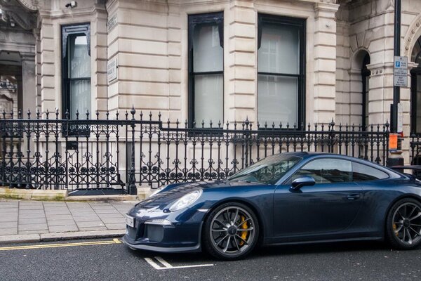 Supersportwagen auf Straßenhintergrund. Ein altes Gebäude in London