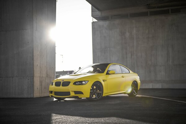 Cerchi neri su giallo BMW macchina da sogno