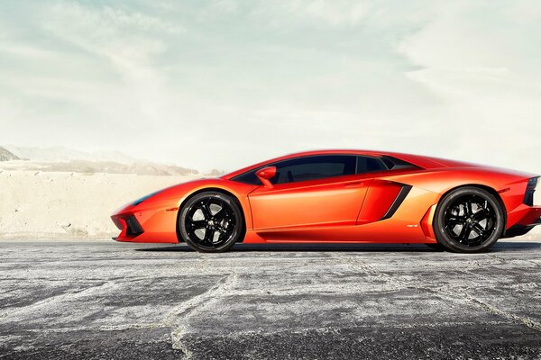 Lamborghini aventador lp700-4supercar en asfalto cubierto de nieve