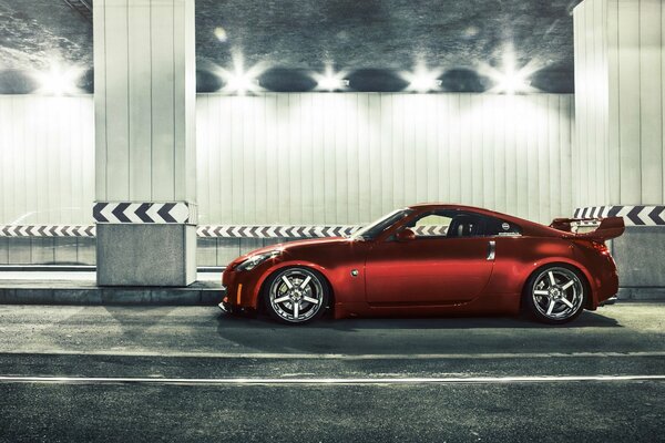 Nissan Tuning rojo en el túnel