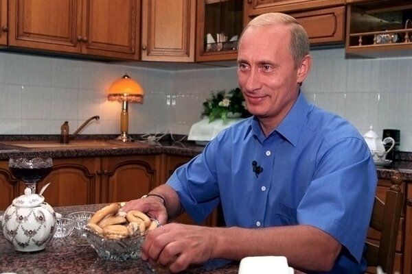 Putin is in the kitchen. Tea party with bagels