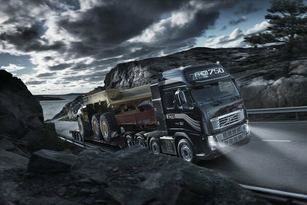 Camion volvo fh16 sous des nuages gris sur la piste