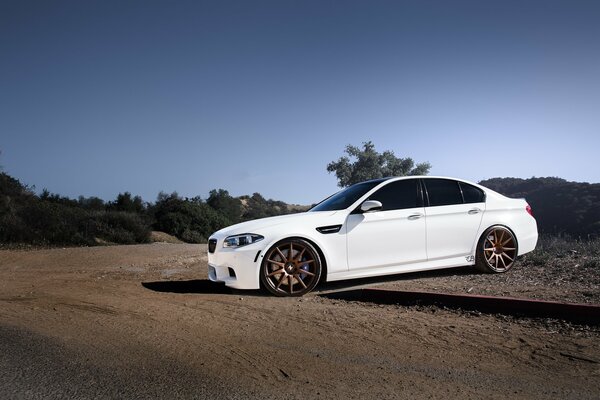 Blanc BMW Berline sur fond de ciel