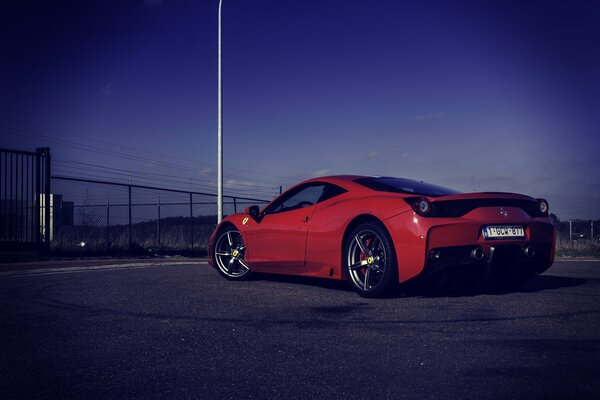 Roter Italiener Ferrari auf der Straße am Abend