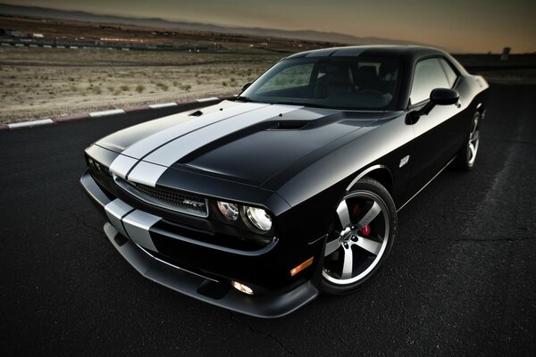 Dodge challenger на фоне красивого заката