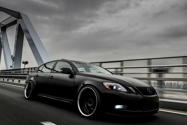 Voiture Lexus noir se précipite sur le pont