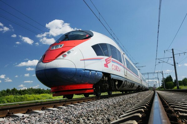 Tren eléctrico en rieles de cerca