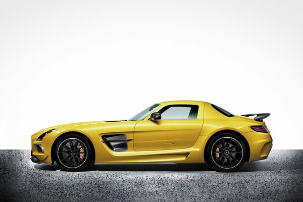 Автомобиль Mercedes-Benz sls в жёлтом цвете вид сбоку