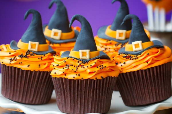 Piatto di Halloween. Cupcakes con cappelli