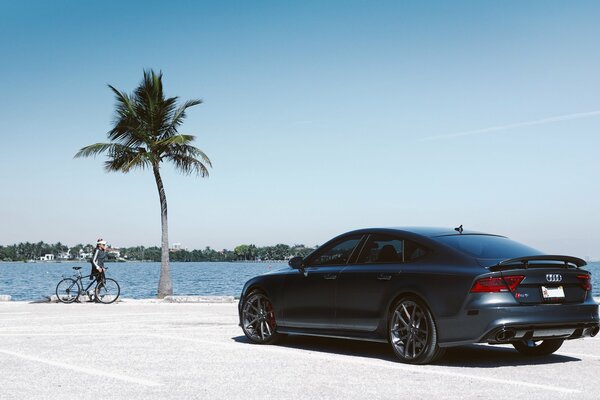 Audi debout sur le parking au bord de la mer