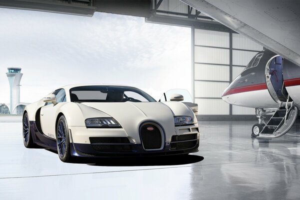 Bugatti und das Flugzeug im Flugplatzhangar