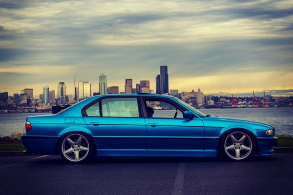 BMW blu argento sul lungomare della città