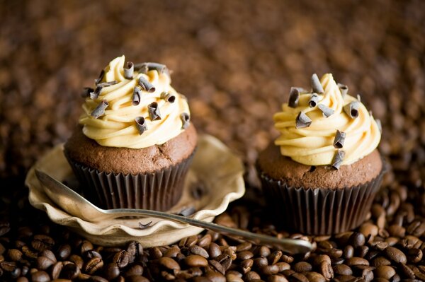 Cupcakes de café con chispas de chocolate sobre un fondo de granos de café