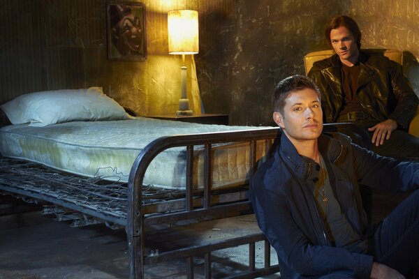 Foto von Schauspielern aus der Serie Winchester