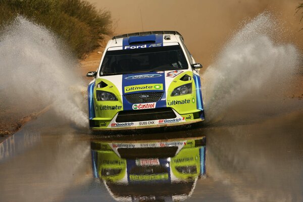 El Ford focus viaja por el agua. Superar los obstáculos de agua Ford Focus durante el Rally