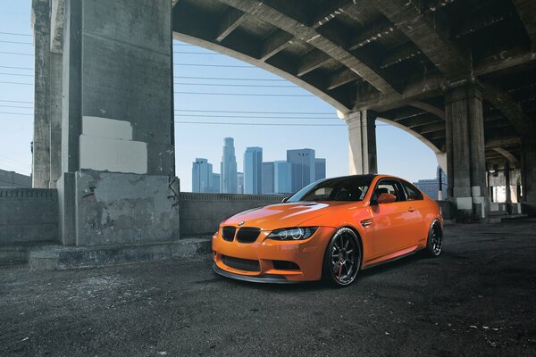 BMW naranja en el puente vista frontal