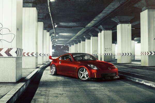 Coche nissan 350Z rojo en el estacionamiento