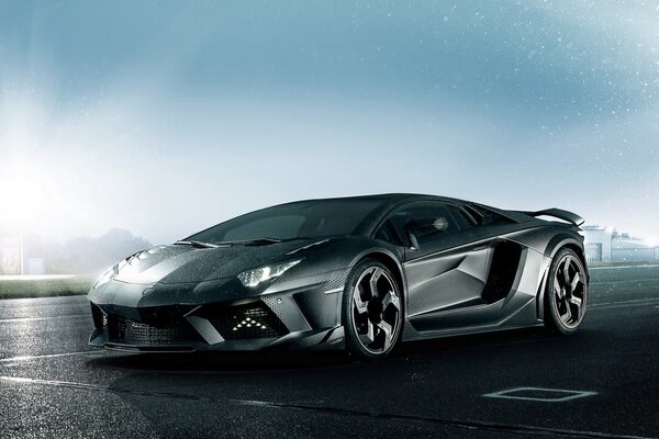 Tuning noir Lamborghini sous la pluie