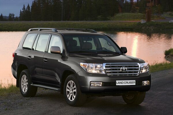 Toyota Land Cruiser vor dem Hintergrund des Abendsees