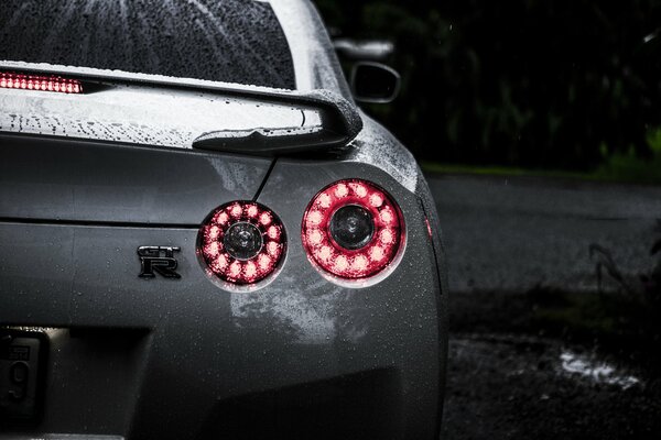 Luces traseras del Nissan GT-r mojado