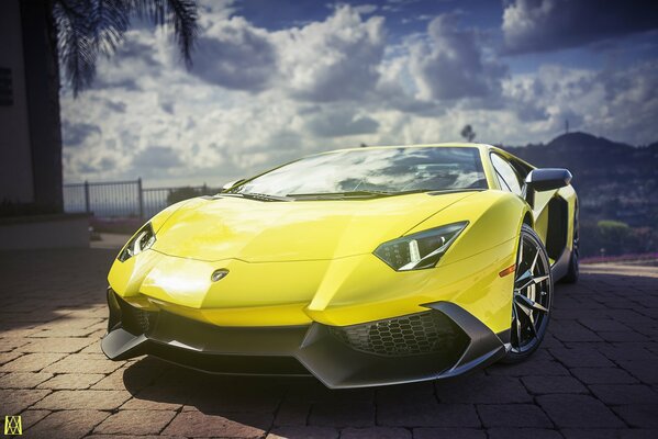 Суперкар lamborghini aventador на фоне облаков