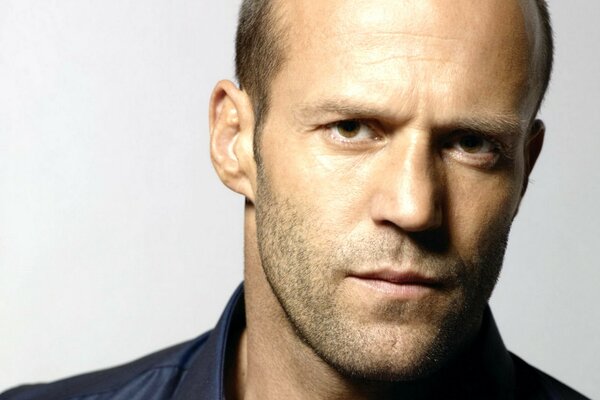 L acteur brutal Jason Statham avec des poils attrayants