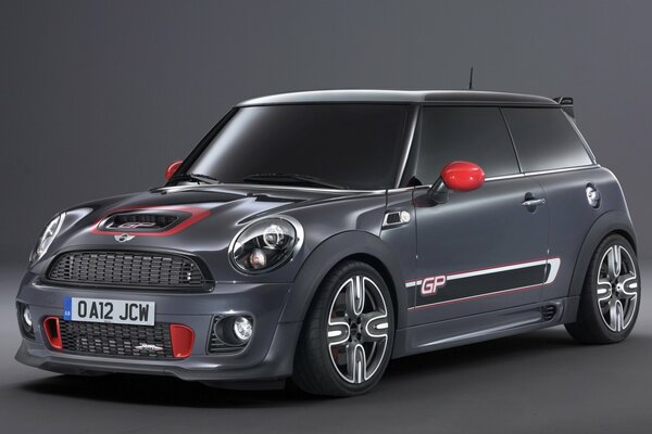 John Cooper Works GP MINI Hatch Auto auf grauem Hintergrund