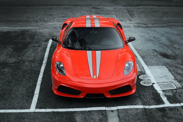 Ferrari Scuderia rojo en el estacionamiento, vista frontal