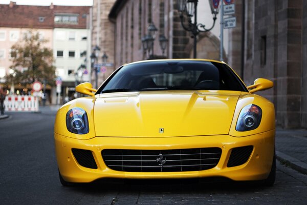 Supercar Ferrari gialla in mezzo alla città