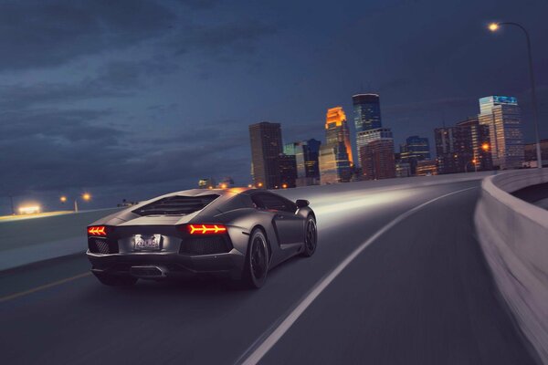 Art avec lamborghini Aventador lp700-4 sur fond de ville de nuit