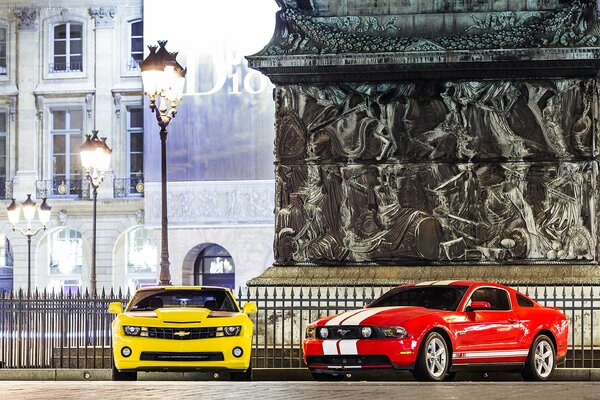 Mustang und Camaro unter dem Licht der Laternen