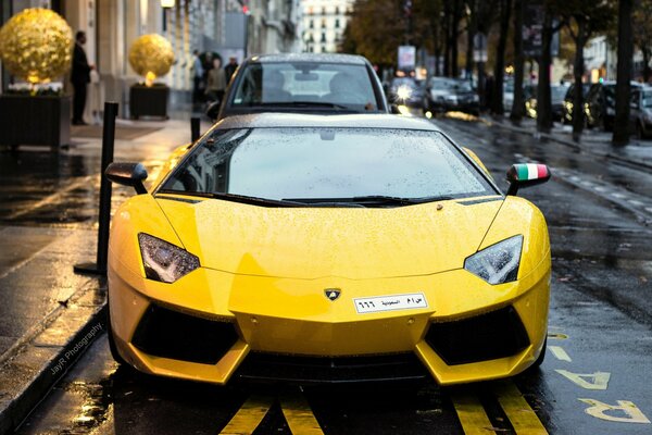 На дорогах Парижа желтый lamborghini