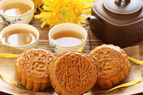 Tasses de thé, biscuits avec des hiéroglyphes