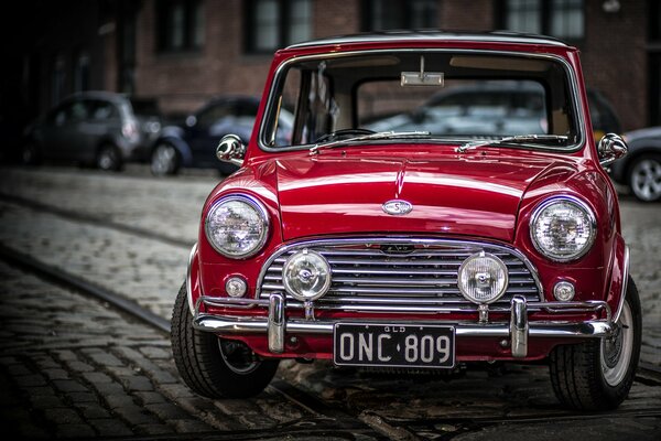 Minicuper rosso sulla vecchia strada