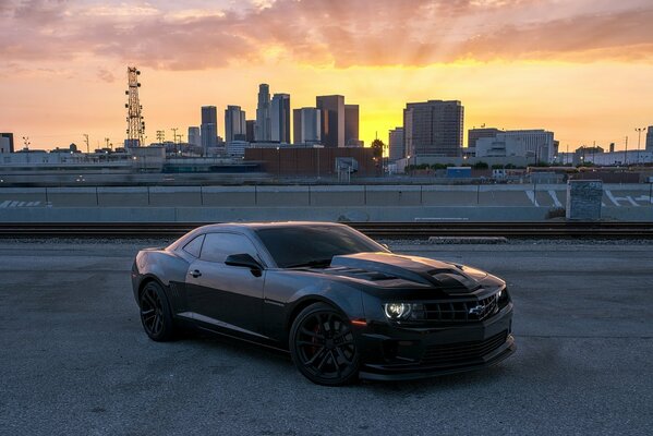 Fondos de pantalla de chevrolet camaro ss en el fondo de la ciudad