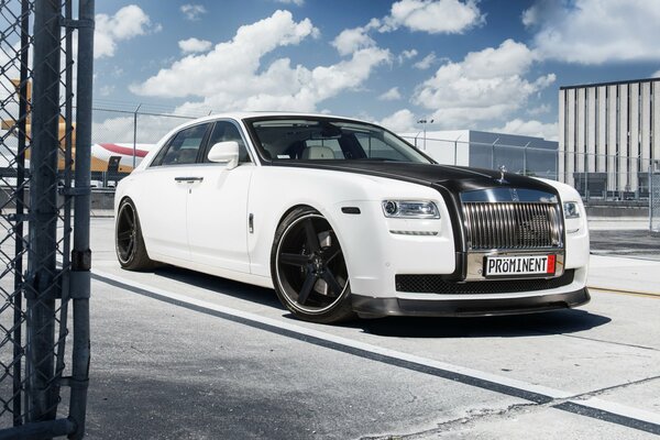 Rolls royce fantôme blanc sur fond de nuages