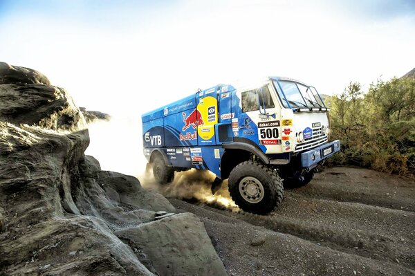 KAMAZ viaja por un camino polvoriento