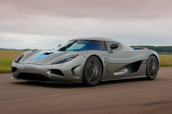 El hipercoche Koenigsegg Agera R en la carretera