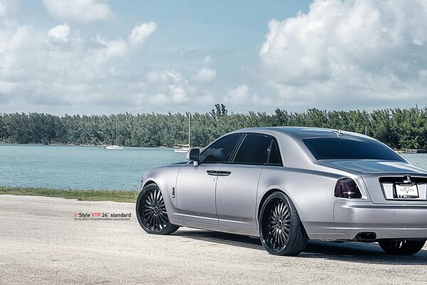 Rolls - royce серого цвета на фоне воды