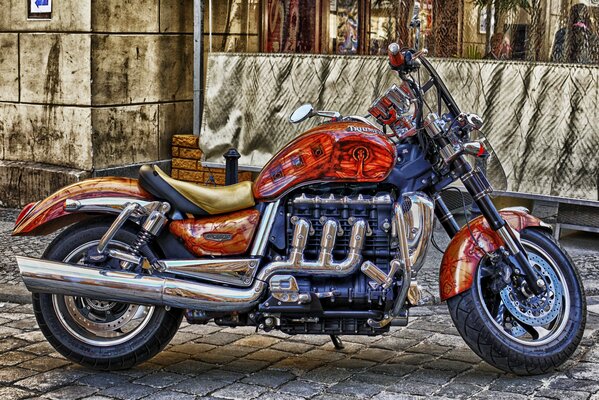 Brytyjski strojony Streetfighter Triumph rocket iii