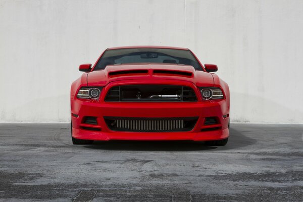 Ford Mustang in roter Farbe Vorderansicht