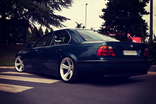 Coche clásico de BMW con Llantas de acero