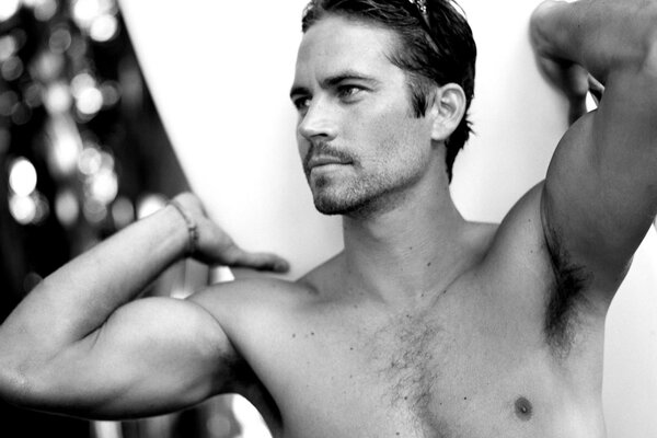 Paul Walker avec planche de surf