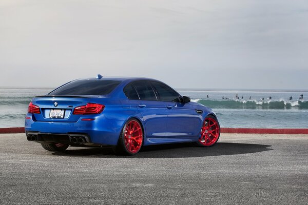 Culo azul BMW con Llantas rojas