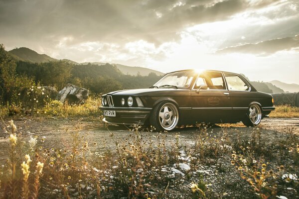 Voiture rétro classique bmw e21, sur le fond de l aube