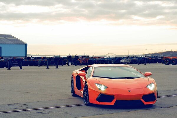 Lamborghini aventador lp700-4 en color naranja vista frontal